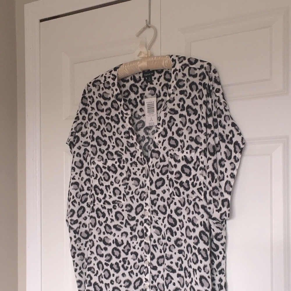 Torrid Black & White Leopard Dolman Sleeve. NWT.